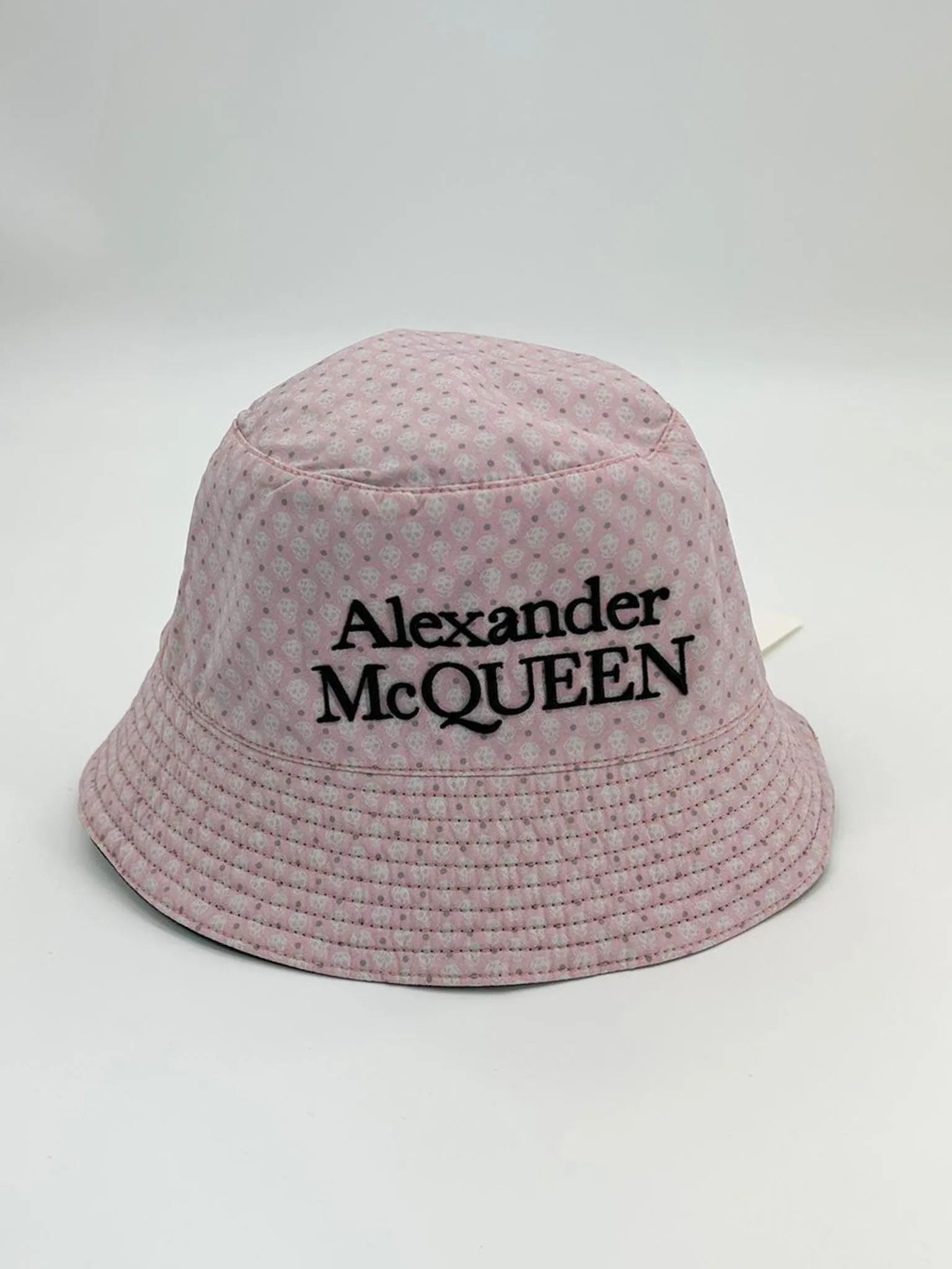 Alexander McQueen Logo Embroidered Reversible Bucket Hat - Black/White