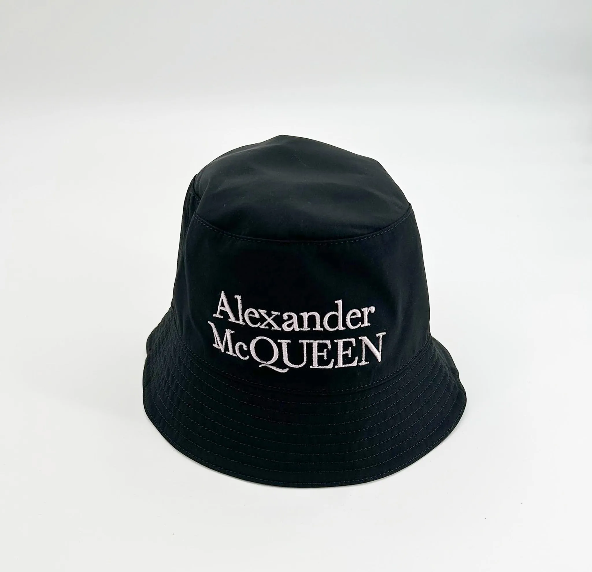 Alexander McQueen Logo Embroidered Reversible Bucket Hat - Black/White